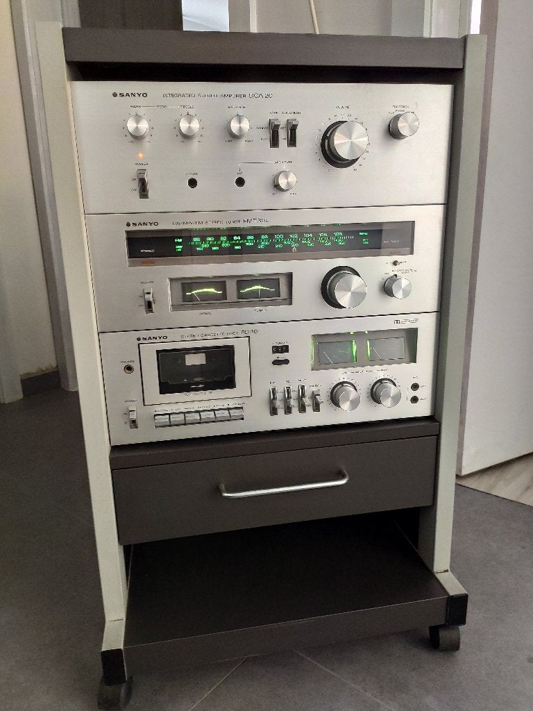Sanyo DCA 20 amp + FMT 30 tuner + RD 30 cas + rack, Audio, Tv en Foto, Stereoketens, Gebruikt, Losse componenten, Cassettedeck
