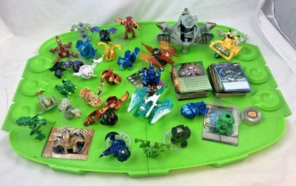 Bakugan verzameling arena met veel figuren en accessoires, Kinderen en Baby's, Speelgoed | Actiefiguren, Verzenden, Zo goed als nieuw
