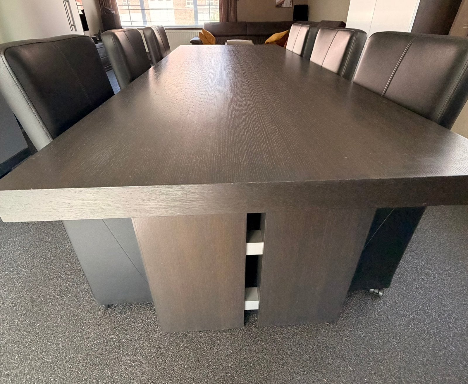 Tafel met 6 verrijdbare stoelen, Ophalen