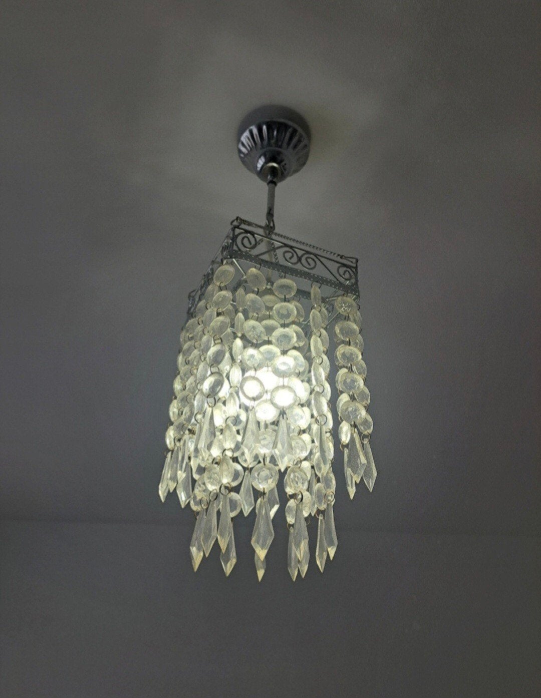 Lustre cristal avec lampe

Gsm : 0475/93.53.69, Enlèvement