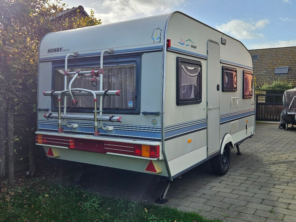 Caravan Hobby Classic 430 + voortent, Hobby, Particulier, Siège standard, Lit transversal