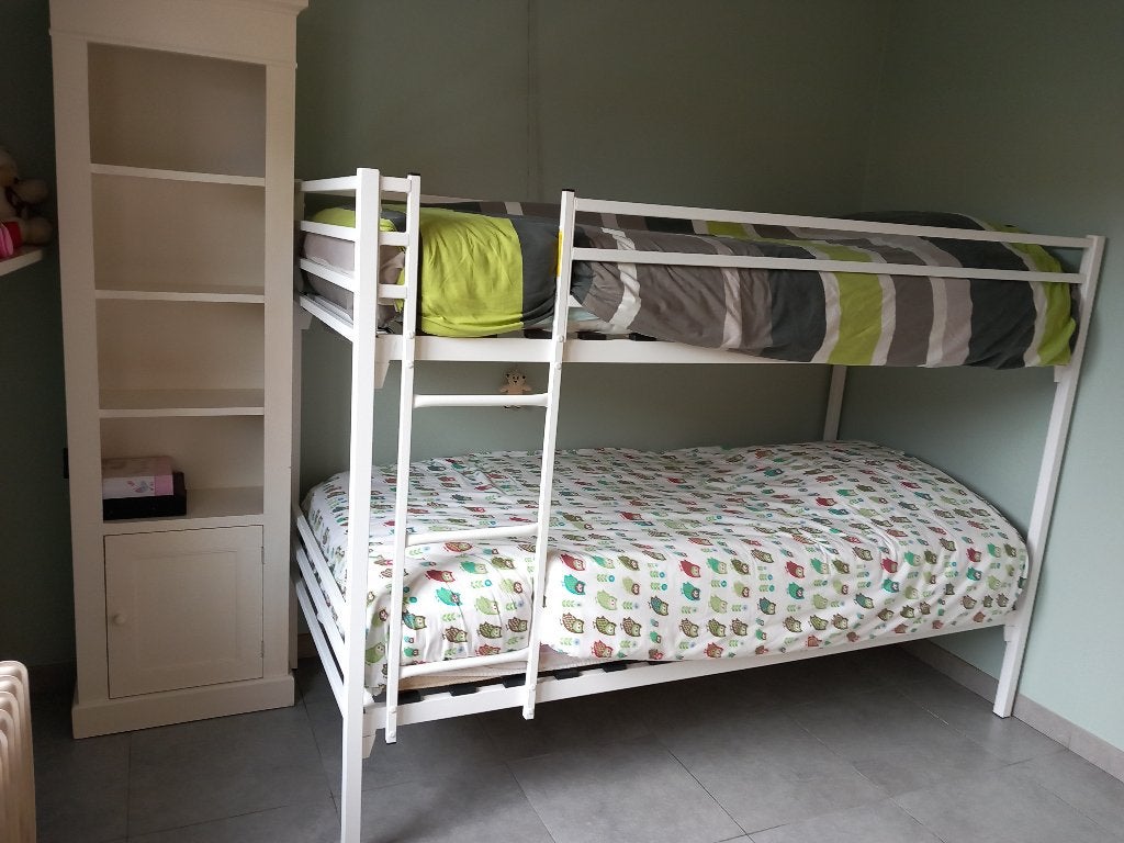 Stapelbed + 2 matrassen in zeer goede staat, Ophalen, Zo goed als nieuw, Stapelbed