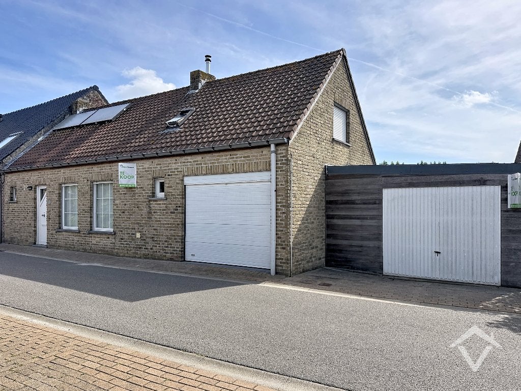 Woning met 2 garages in centrum van Ichtegem, Immo, 200 tot 500 m², 138 m², 3 kamers, Hoekwoning