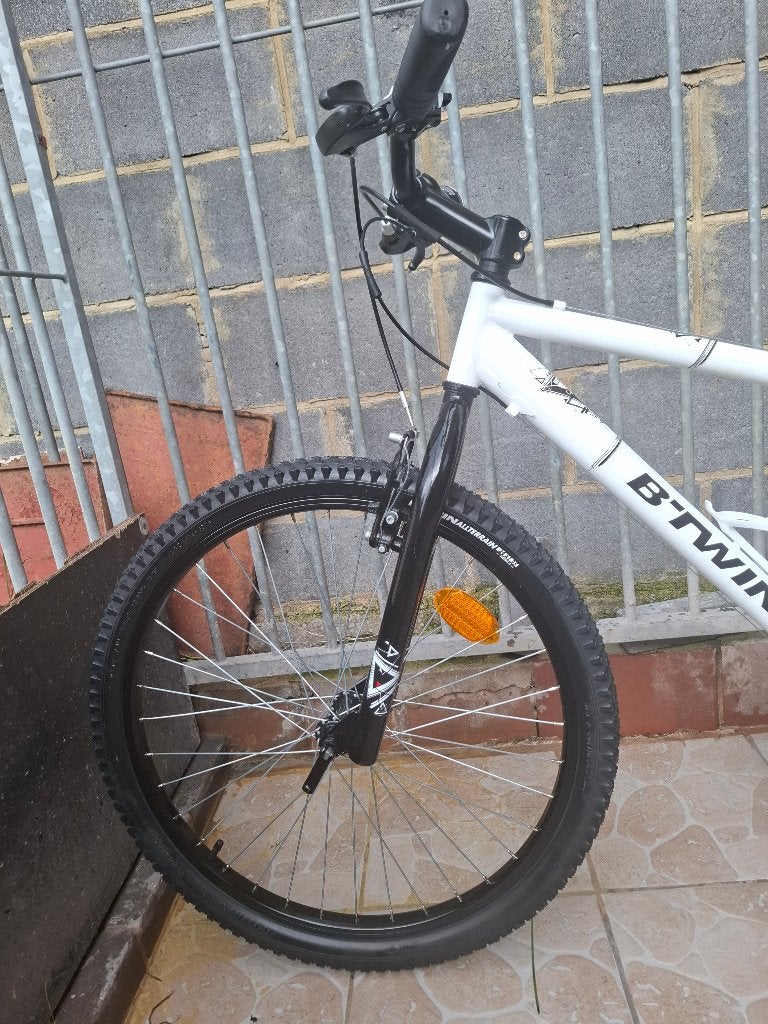 vtt b-twin 24pouce vraiment état neuf très peu utilise, Ophalen, 24 inch, Versnellingen, Zo goed als nieuw