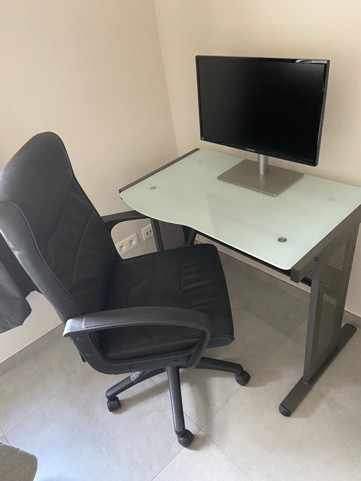 Chaise de bureau, écran d'ordinateur et table d'ordinateur, Enlèvement, Comme neuf
