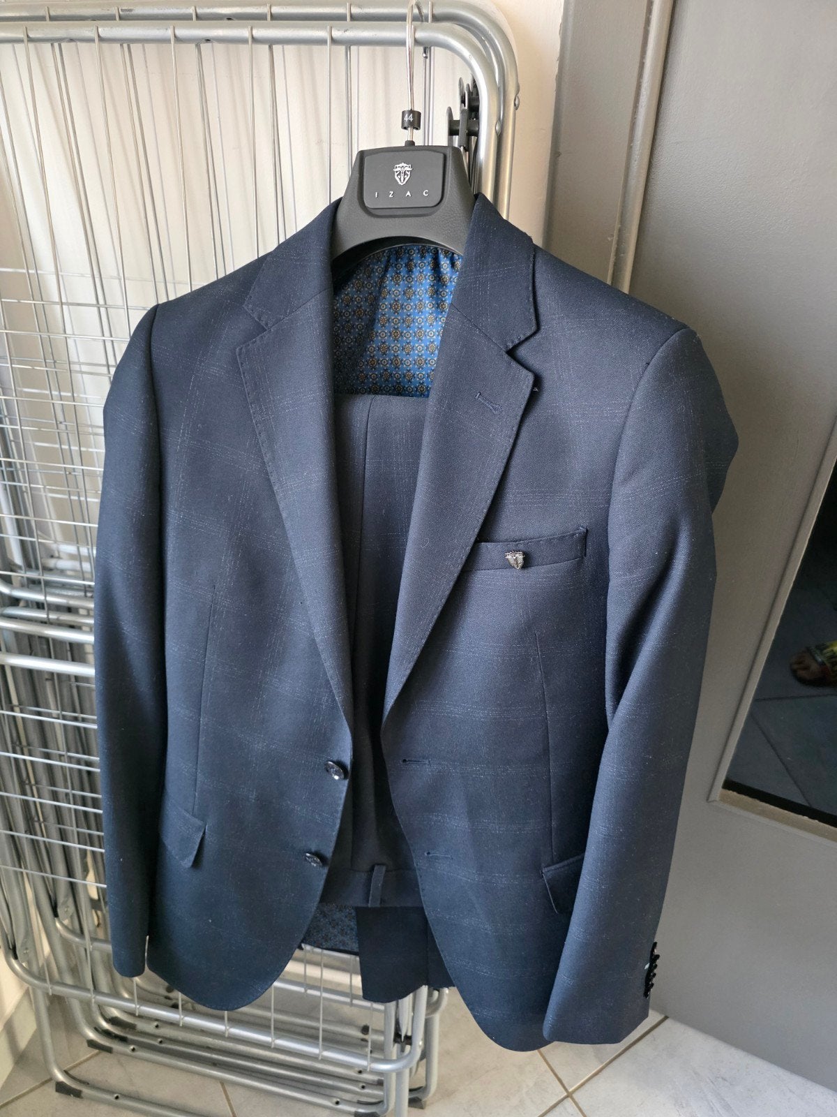 Costume Complet IZAC Taille 44 = XS chez eux Couleur marine, Vêtements | Hommes, Costumes & Vestes, Enlèvement ou Envoi