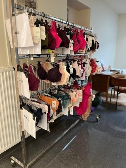 lingerierek op wielen, Kleding | Dames, Kledingrekken, Ophalen, Zo goed als nieuw