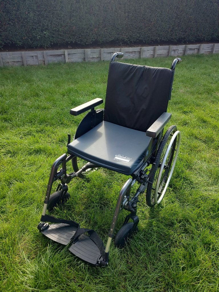 Vermeiren V500 Light Rolstoel met Tempur zitkussen, Diversen, Ophalen, Inklapbaar, Zo goed als nieuw, Handbewogen rolstoel
