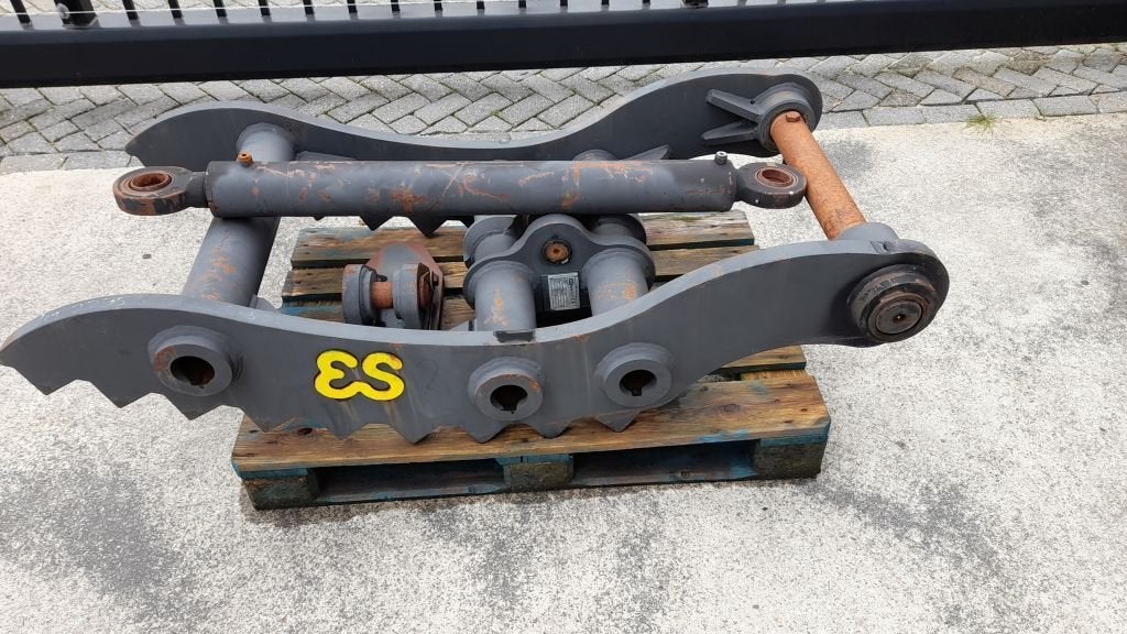 Eurosteel 2 tyne Unused hydraulic thumb, Articles professionnels, Machines & Construction | Pièces