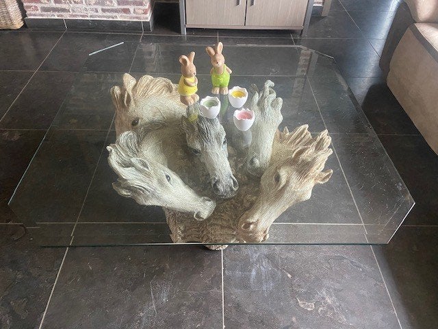 SALONTAFEL PAARDENHOOFDEN/GLAS, Huis en Inrichting, Tafels | Salontafels, Ophalen, Gebruikt, Rustiek modern, Vierkant