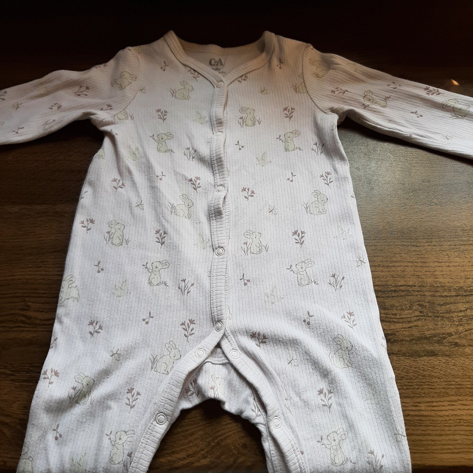Pyjama met voetjes lichtroze C&A MET KONIJNTJES, BLOEMPJES, Kinderen en Baby's, Babykleding | Maat 74, Ophalen