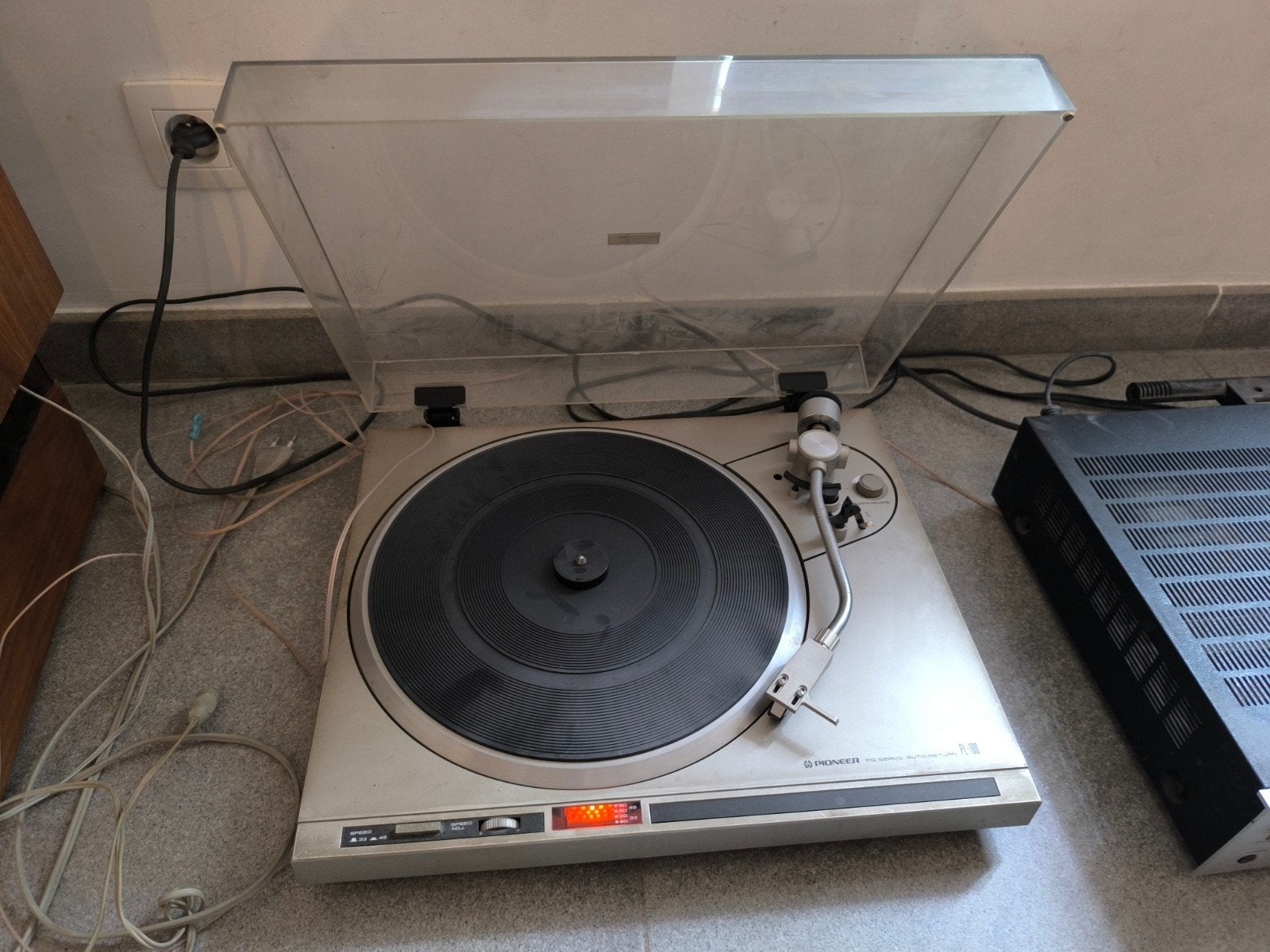 Ancien tourne disque, Enlèvement