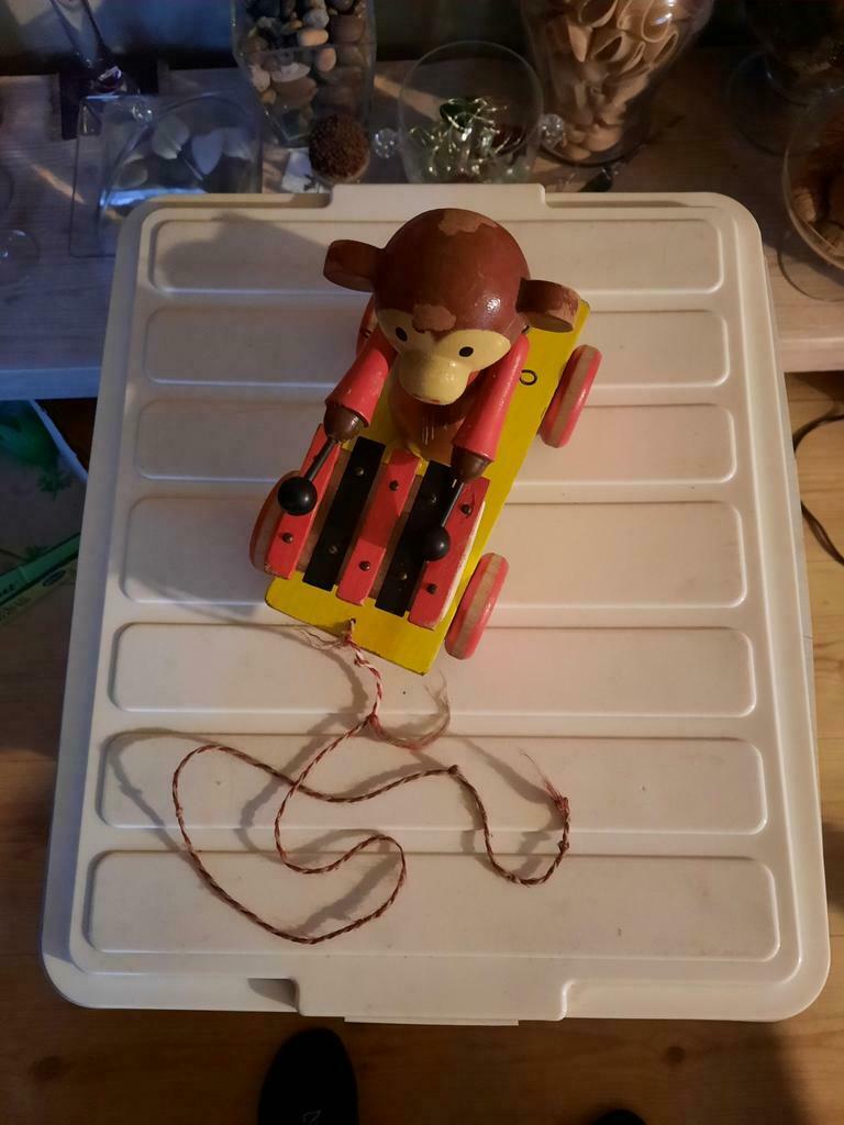 RETRO HOUTEN WAGENTJE MET AAPJE EN  XYLOFOON, Ophalen of Verzenden