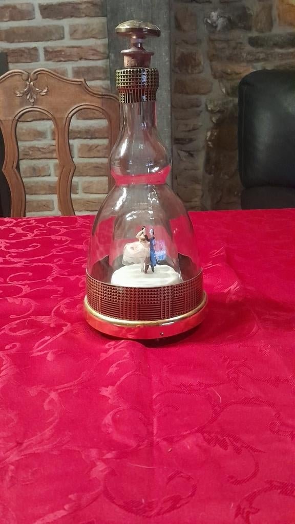 Ancienne carafe à liqueurs et musicale, Enlèvement