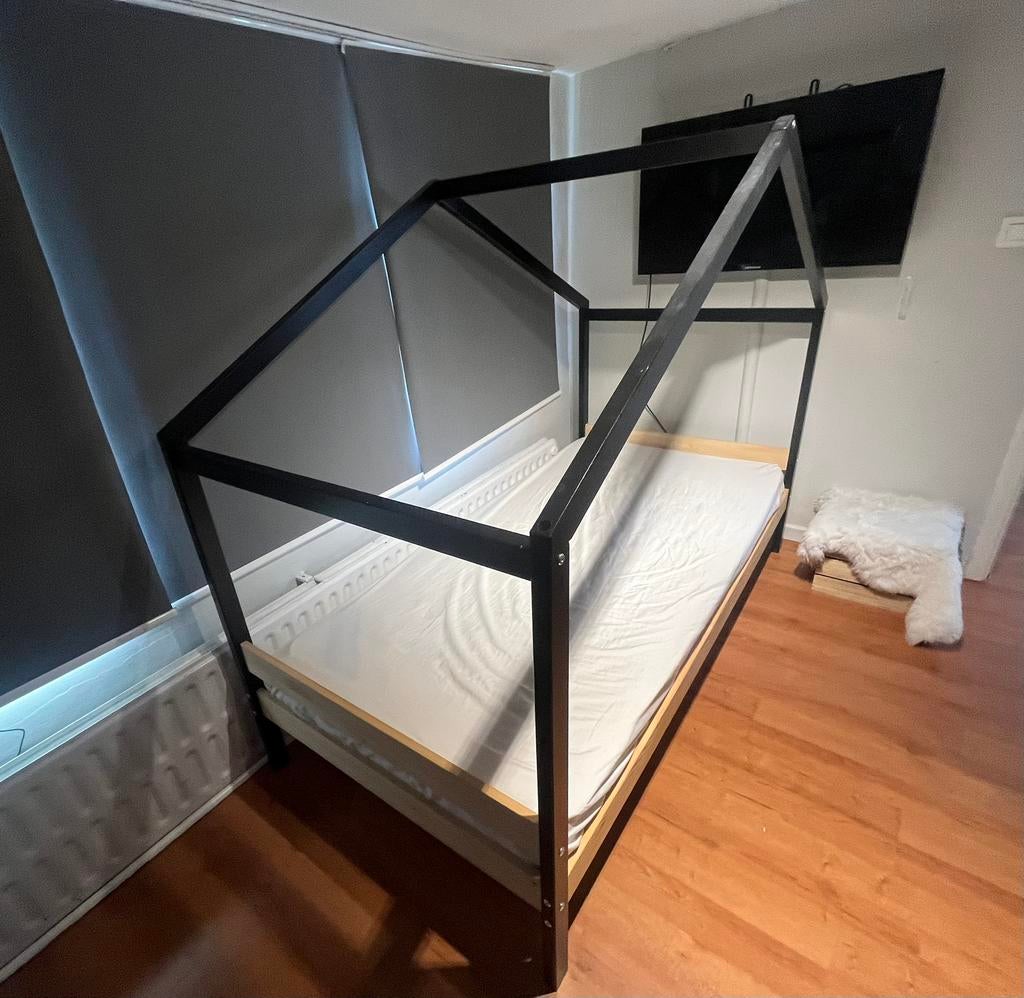 A donner lit cabane, 70 à 85 cm, Comme neuf, Sommier à lattes, Enlèvement