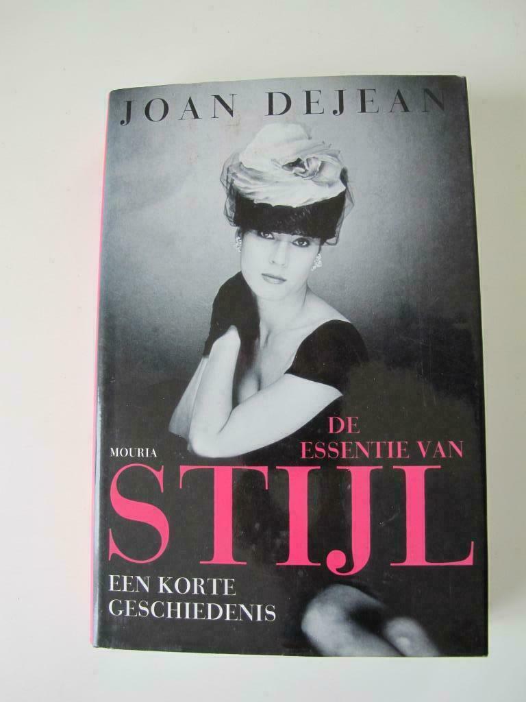 De essentie van stijl - Joan Dejean, Boeken, Ophalen of Verzenden, Gelezen, Mode algemeen