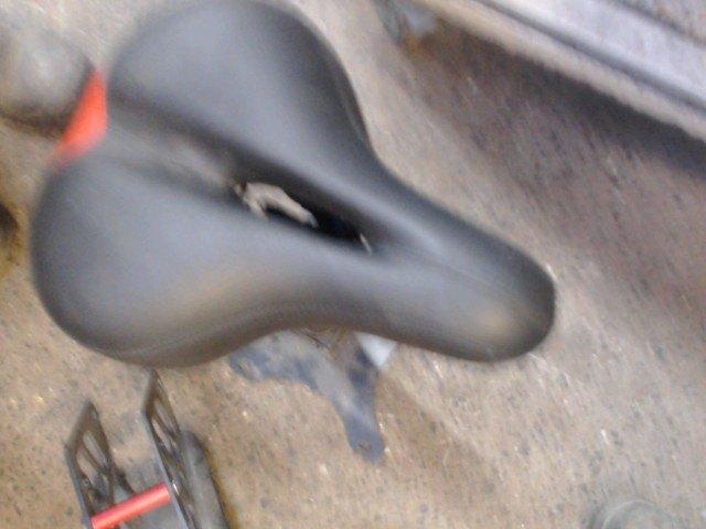 Selle IENYRID LP/15166, Vélos & Vélomoteurs, Pièces de cyclomoteur | Scooters, Utilisé, Selle, Enlèvement