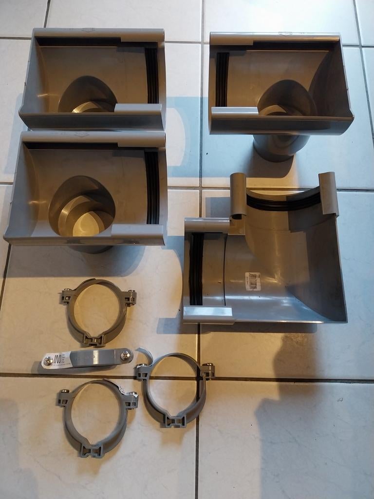 Nieuwe ,Koppel-eindstukken Pvc goot 125mm.4 muurbeugels ., Doe-het-zelf en Bouw, Ophalen, PVC, Nieuw, 80 mm of meer
