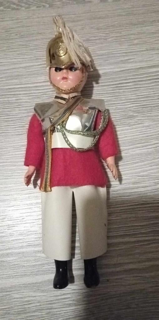 Petite poupée soldat anglais, Verzamelen, Poppen, Ophalen of Verzenden, Zo goed als nieuw, Pop