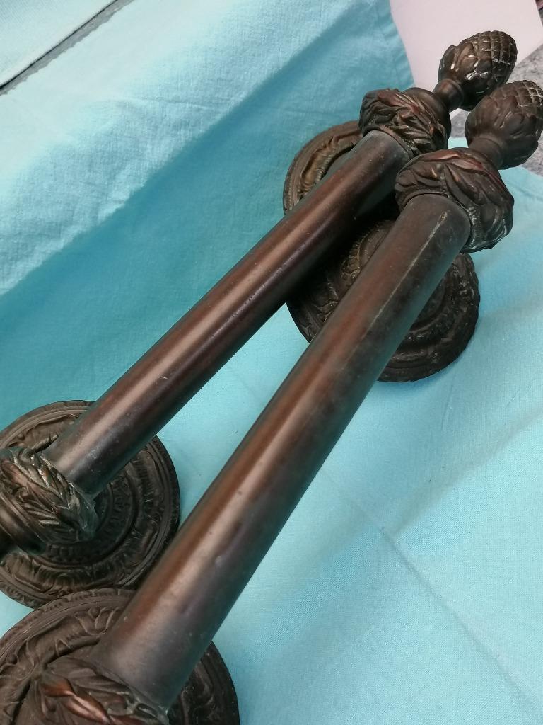 Set van 2 antieke bronzen deuropen- duwers circa 1920, Envoi