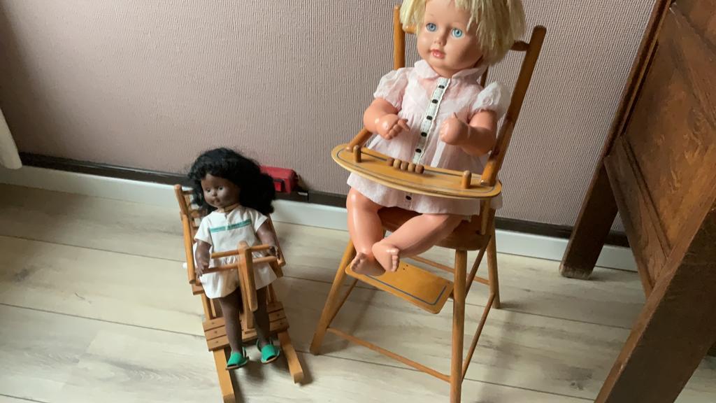 2 poppen, schommelstoeltje en poppenstoel in zeer goede st., Ophalen