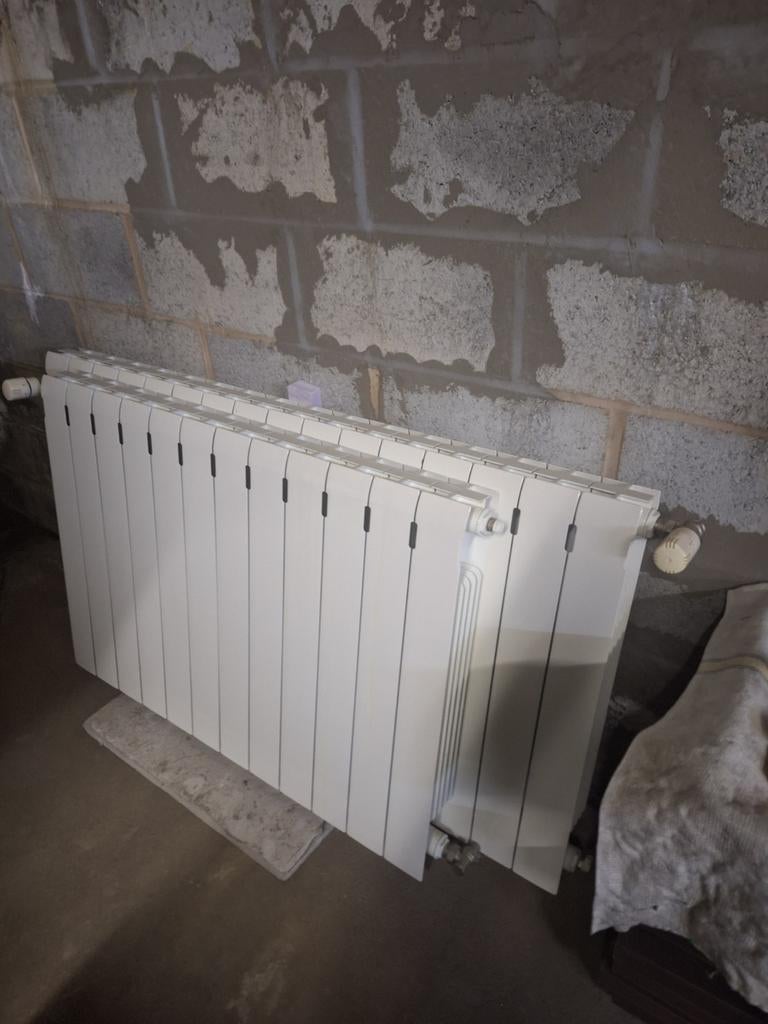 4 Radiateurs fond aluminium  avec vanne thermostatique, Ophalen, Zo goed als nieuw, Radiator