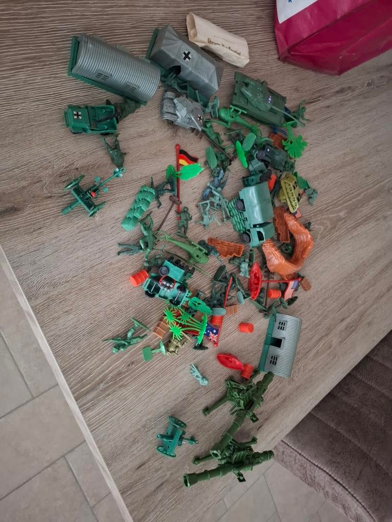 Groene soldaatjes met toebehoren, Kinderen en Baby's, Ophalen of Verzenden
