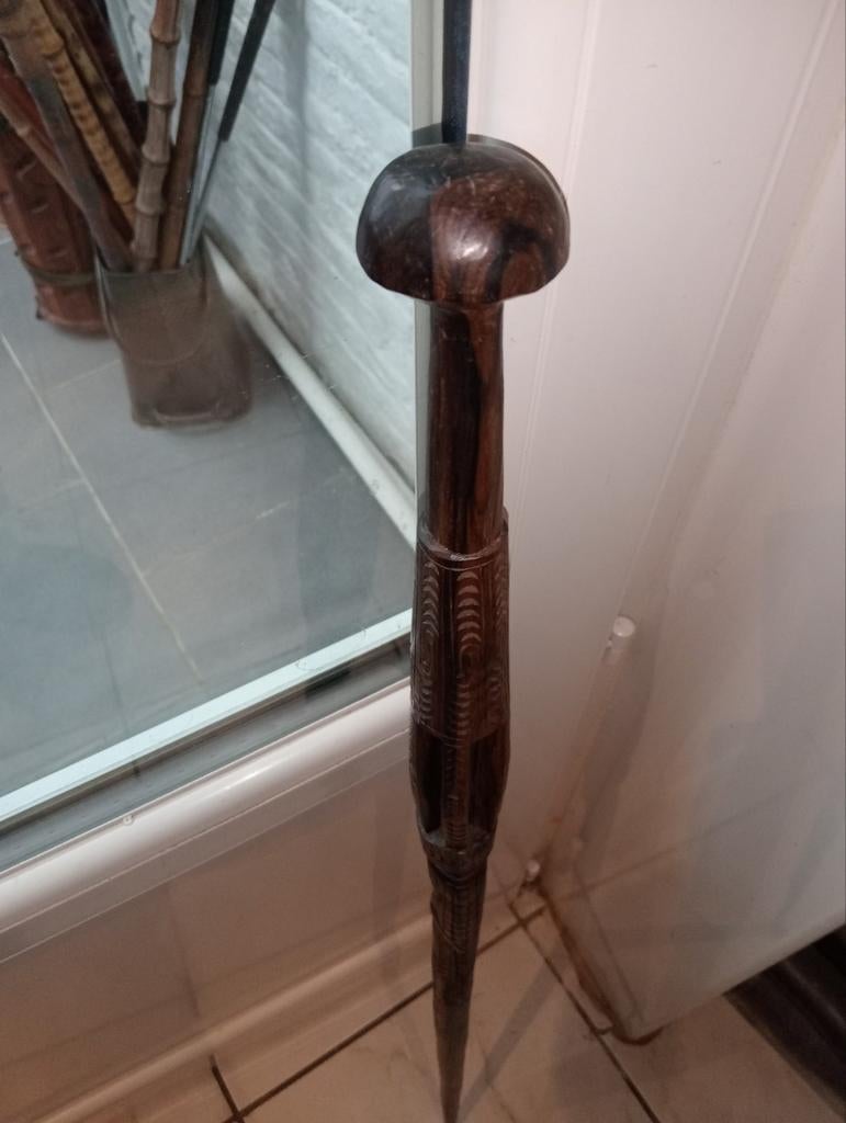 Canne populaire sculptée, Enlèvement ou Envoi