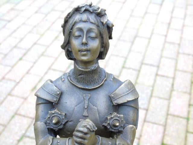 Jeanne d'Arc en haar gesigneerde bronzen harnas, MERCIE, Antiek en Kunst, Ophalen of Verzenden, Brons