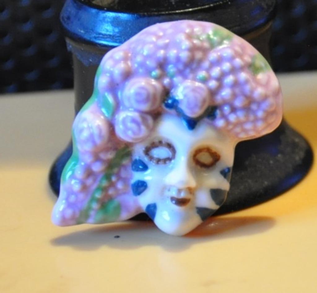 feve en porcelaine  masque, Enlèvement ou Envoi, Comme neuf, Autres types