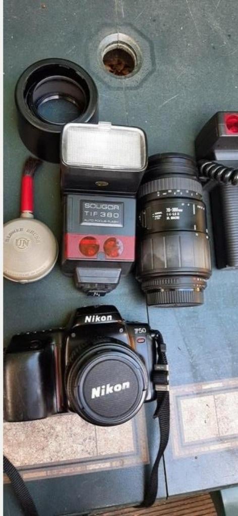 NIKON F 50 reflex met extra lens ,lamp tas enz, Audio, Tv en Foto, Fotocamera's Analoog, Ophalen of Verzenden, Nikon