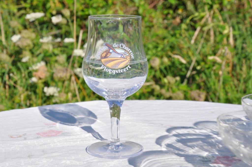 verre a biere sur pied queue de charrue ploegsteert, Collections, Enlèvement ou Envoi, Comme neuf, Verre ou Verres, Autres marques