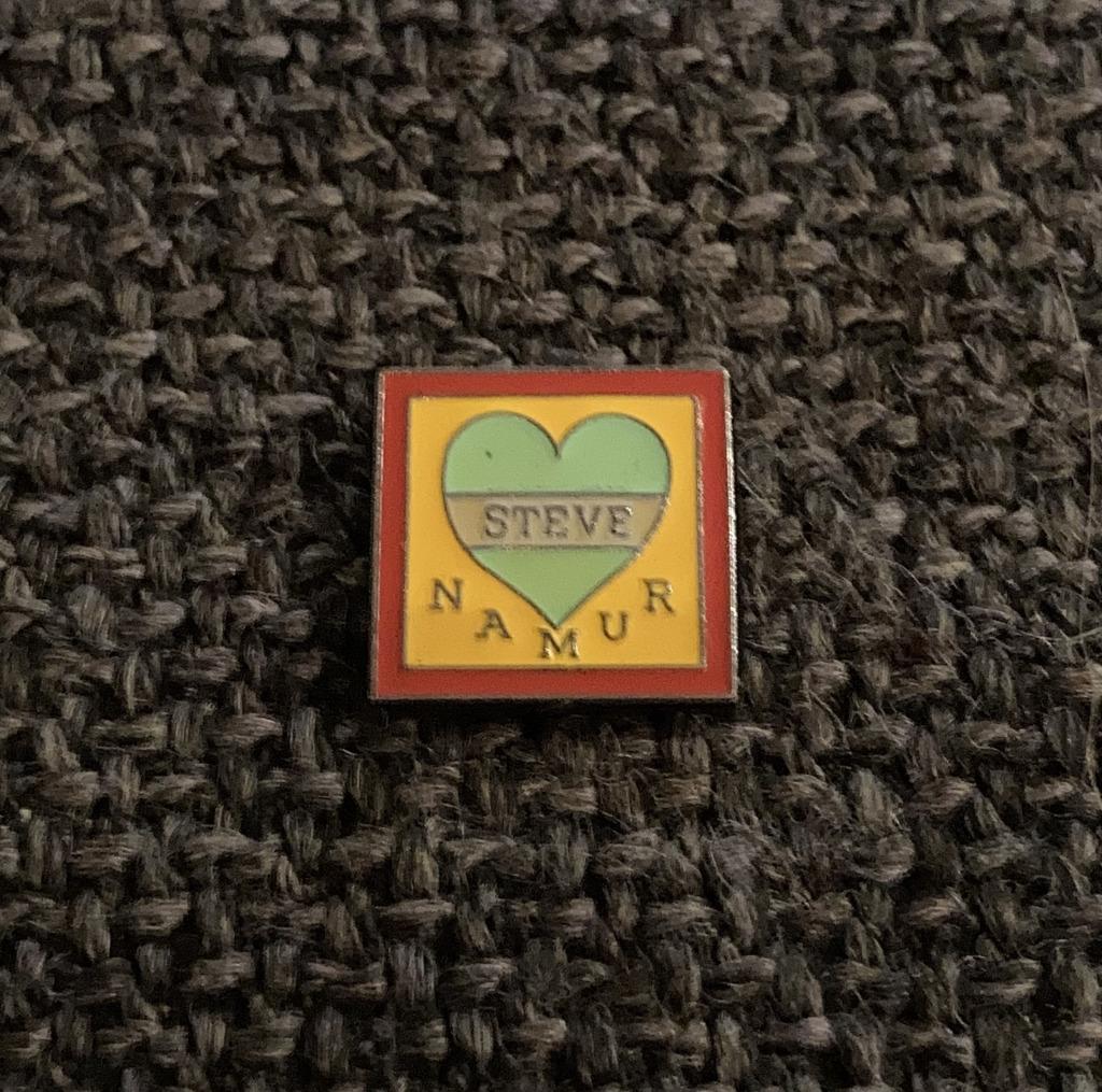 PIN - STEVE - NAMUR, Collections, Broches, Pins & Badges, Envoi, Utilisé, Autres sujets/thèmes, Insigne ou Pin's