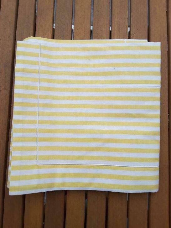 taie d'oreiller jaune lignée blanc 62 x 62 cm 100 % coton, Maison & Meubles, Enlèvement ou Envoi, Neuf, Blanc, Oreiller