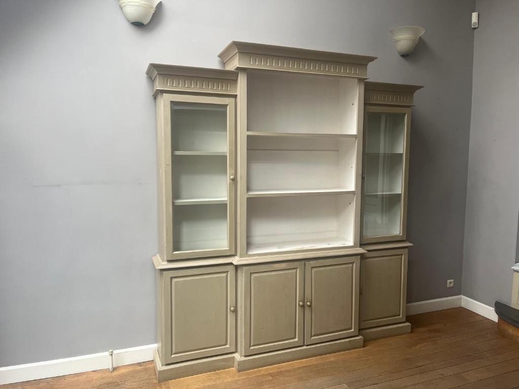 Meuble vitrine / bibliothèque en bois peint, Maison & Meubles, Enlèvement ou Envoi, Utilisé, Avec porte(s)