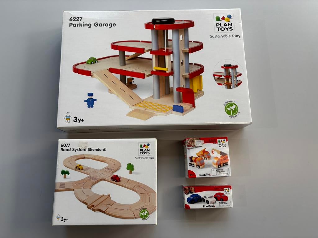 Parking en bois avec rues et voitures Plan Toys, Enfants & Bébés, Jouets | Jouets en bois, Neuf, Enlèvement