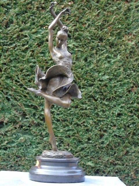 une danseuse de flamenco sur marbre signé, MILO, Enlèvement ou Envoi, Bronze