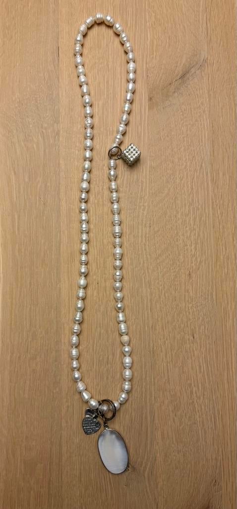 Witte lange parels met hanger, Handtassen en Accessoires, Kettingen, Wit, Ophalen of Verzenden, Zo goed als nieuw, Overige materialen