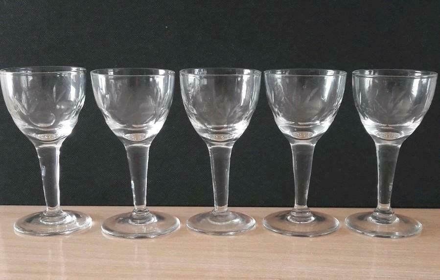 Zeer oude borrel glaasjes (5stuks). Shotglaasje op voet., Enlèvement ou Envoi