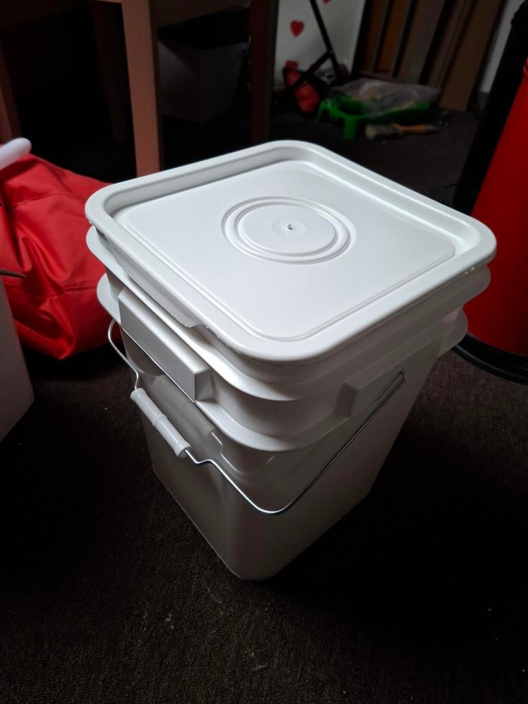 Stevige emmers met deksel, Huis en Inrichting, Emmers, Ophalen, Met deksel