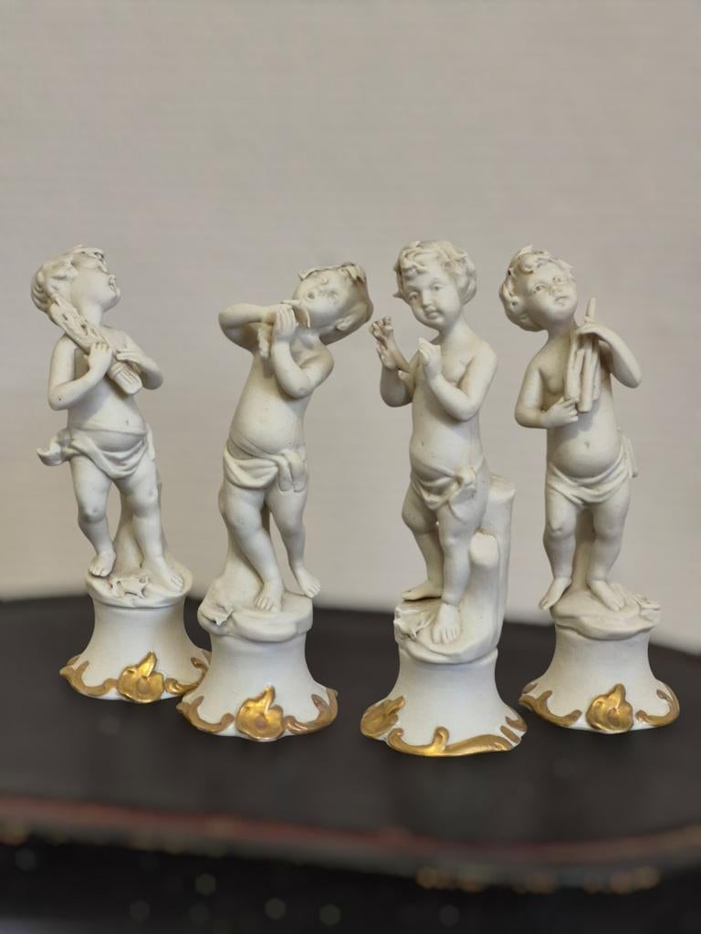 4 anges anciens en biscuit Capodimonte Italie, Enlèvement ou Envoi, Comme neuf