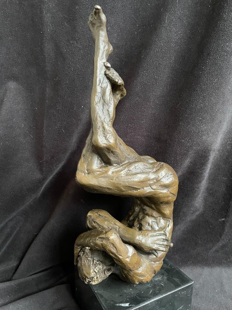 Bronzen abstracte man benen omhoog, Cesaro/stempel brons, Antiek en Kunst, Ophalen of Verzenden
