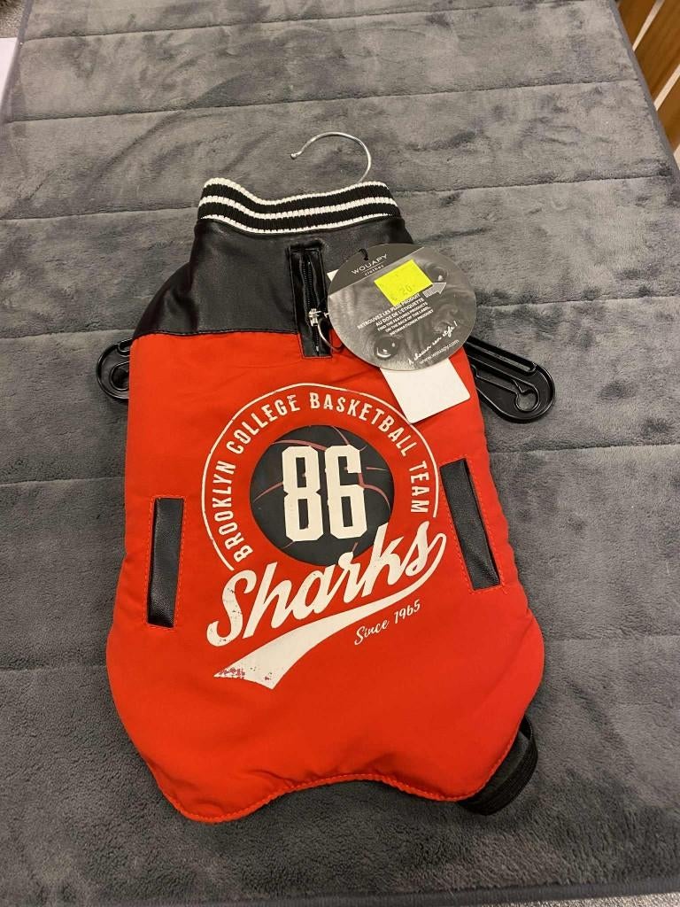 Mooi jasje van het merk Woaupy aan outlet, Animaux & Accessoires, Vêtements pour chiens, Enlèvement ou Envoi, Neuf, Manteau pour chien