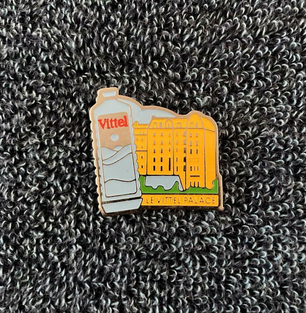 PIN - VITTEL - LE VITTEL PALACE - WATER - EAU MINÉRALE, Collections, Envoi, Utilisé, Marque, Insigne ou Pin's