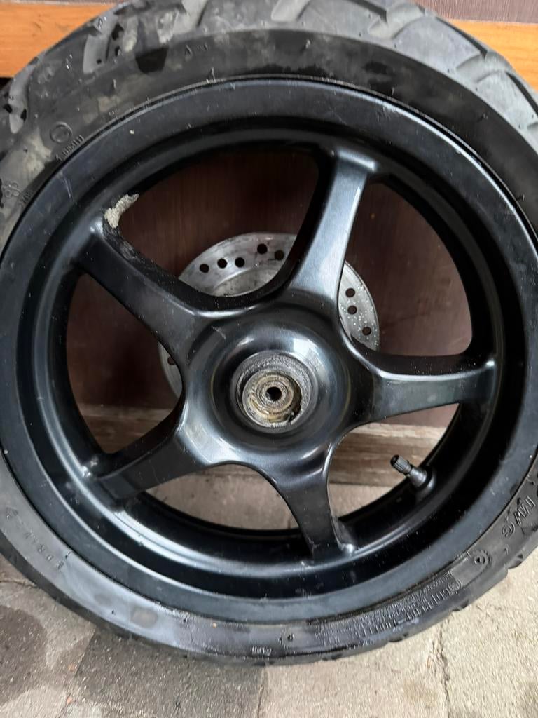 Yamaha Aerox 13 inch voorvelg glans zwart goede band, Fietsen en Brommers, Ophalen