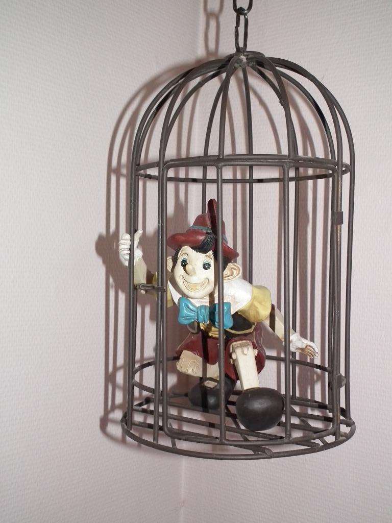 Metalen kooi met Pinokkio, Verzamelen, Verzenden, Peter Pan of Pinokkio, Gebruikt, Beeldje of Figuurtje