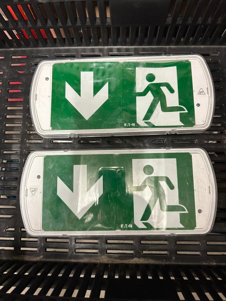 Sortie de secours, Enlèvement ou Envoi, Comme neuf