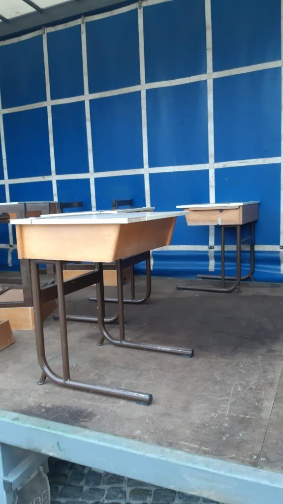 De beaux bureaux pour les jeunes étudiants, Enlèvement ou Envoi