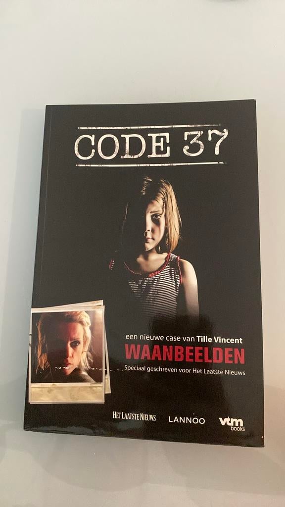 Boek Code 37 - Waanbeelden, Boeken, Tille Vincent, Tv-serie, Ophalen of Verzenden, Zo goed als nieuw