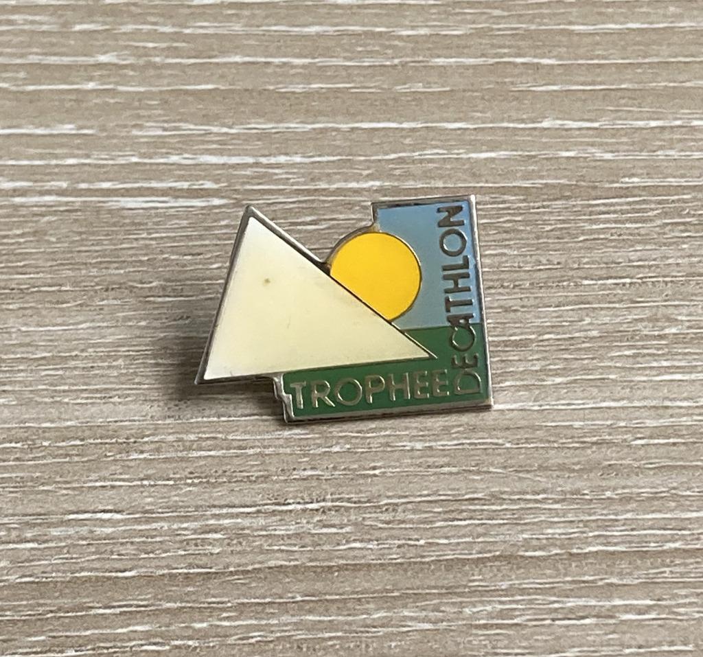 PIN - TROPHEE DECATHLON, Envoi, Utilisé, Autres sujets/thèmes, Insigne ou Pin's